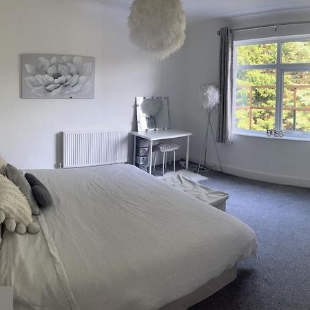Stunning Bebington Maisonette - Large Private Drive And Entrance, Good Transport Links Exteriér fotografie