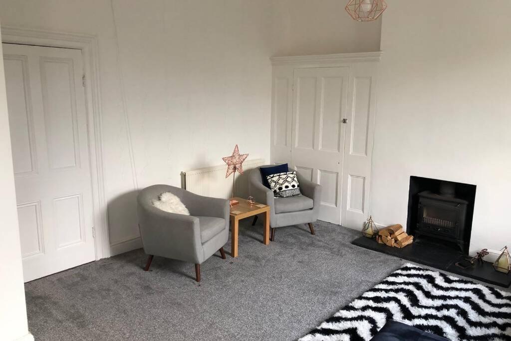 Stunning Bebington Maisonette - Large Private Drive And Entrance, Good Transport Links Exteriér fotografie