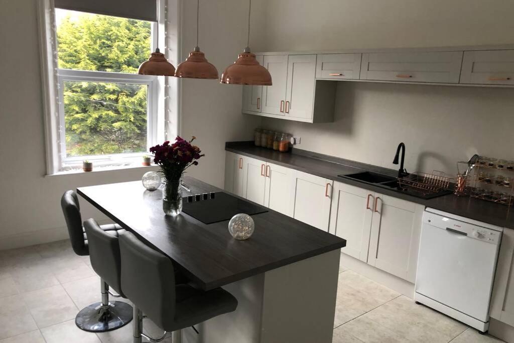 Stunning Bebington Maisonette - Large Private Drive And Entrance, Good Transport Links Exteriér fotografie