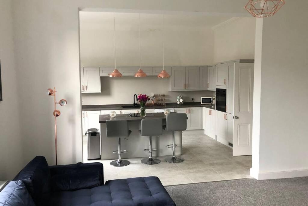 Stunning Bebington Maisonette - Large Private Drive And Entrance, Good Transport Links Exteriér fotografie