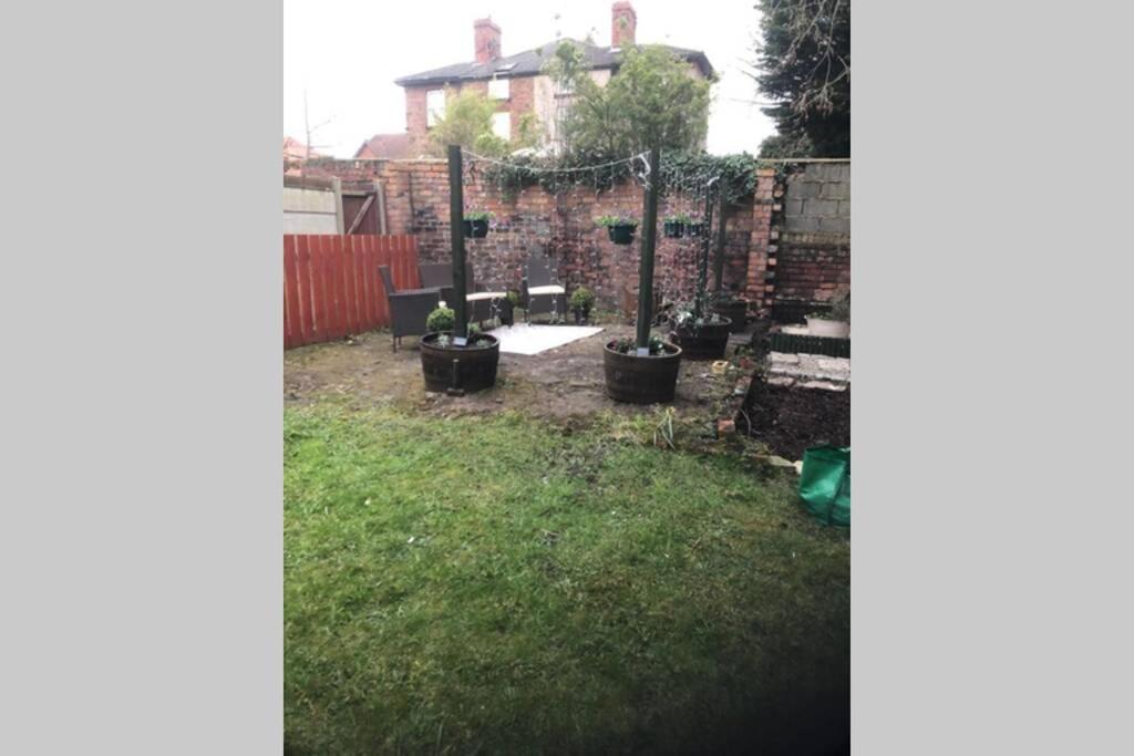 Stunning Bebington Maisonette - Large Private Drive And Entrance, Good Transport Links Exteriér fotografie