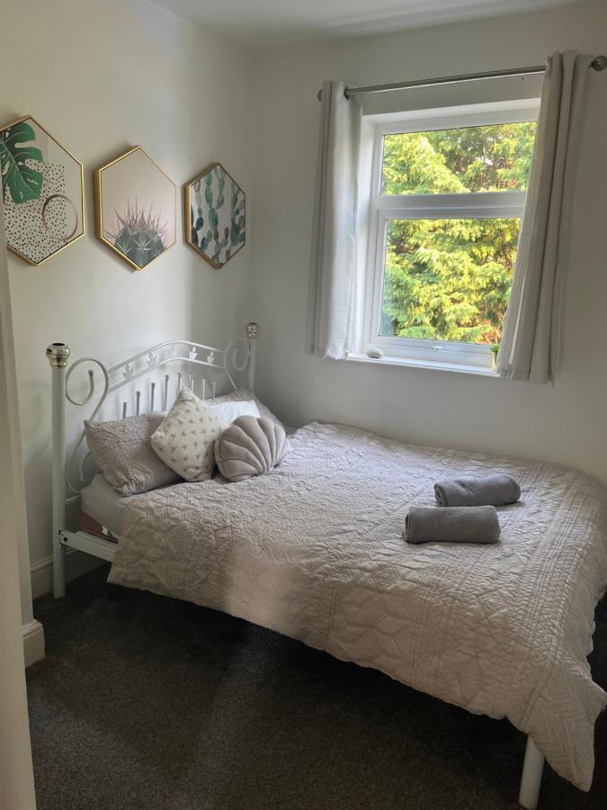 Stunning Bebington Maisonette - Large Private Drive And Entrance, Good Transport Links Exteriér fotografie