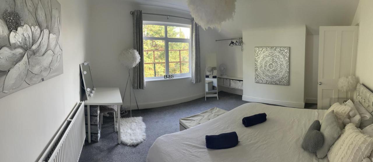 Stunning Bebington Maisonette - Large Private Drive And Entrance, Good Transport Links Exteriér fotografie