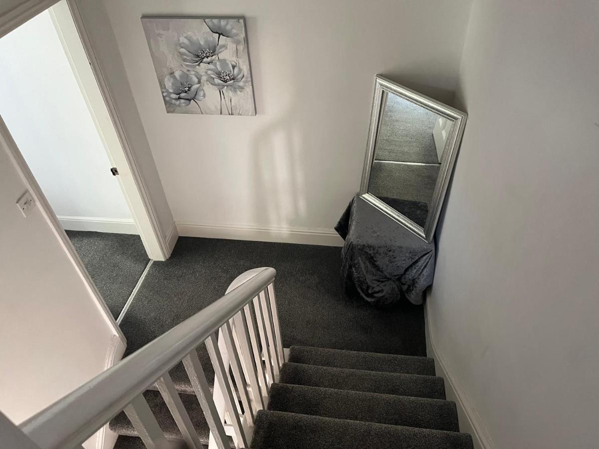 Stunning Bebington Maisonette - Large Private Drive And Entrance, Good Transport Links Exteriér fotografie