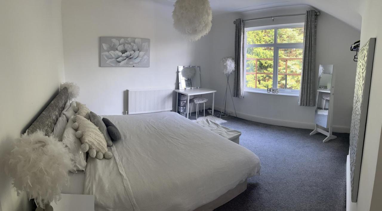 Stunning Bebington Maisonette - Large Private Drive And Entrance, Good Transport Links Exteriér fotografie